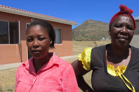 Nokubonga Qampi, que ficou conhecida como ‘mãe leoa’, teve as acusações de homicídio contra elas retiradas pela Justiça